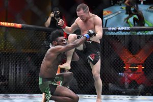 UFC bojovníci reagujú na ilegálne koleno v zápase Yan vs Sterling