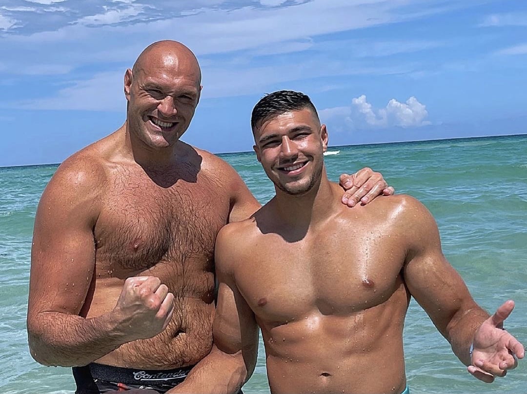 Tommy Fury prijal výzvu od Jakea Paula. Jeho veľký brat Tyson ho varuje pred prehrou