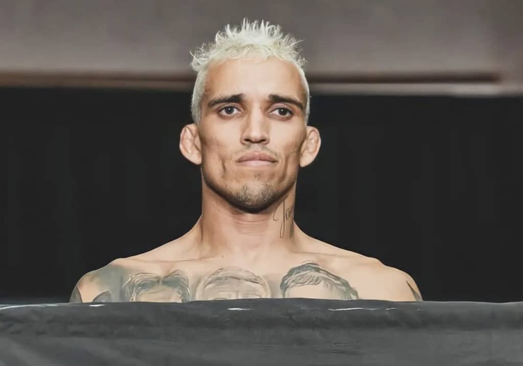 Už zo soboty na nedeľu nás opäť čaká číslovaný turnaj UFC 274 s hlavným zápasom večera o titul ľahkej váhy Charles Oliveira vs Justin Gaethje. Váženie bojovníkoov však tento zápas na 50% ovplyvnilo.