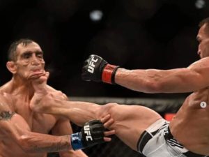 Tony Ferguson inkasoval na UFC 274 zdrvujúce KO. UFC bojovníci reagujú + VIDEO