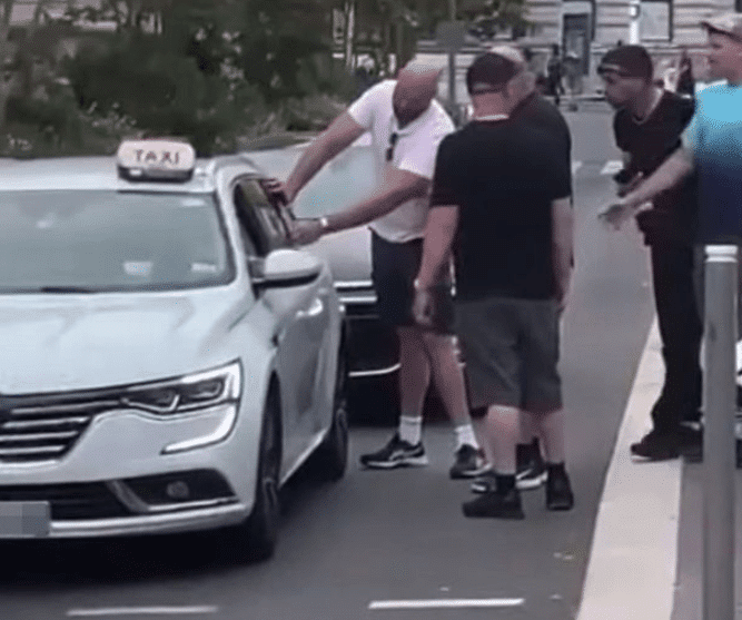 Tyson Fury sa opitý snaží nastúpiť do taxíka