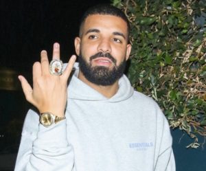 Kanadský rapper Drake je notoricky známy svojim stávkovaním na UFC zápasníkov. Aby som bol presnejší, je známy prehrávaním obrovských súm po nevydarených stávkach na UFC turnaje.