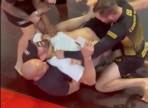 VIDEO: Príde ešte Attila Végh do gymu v deň narodenín? Pozrite ako si ho podali kolegovia fighteri!