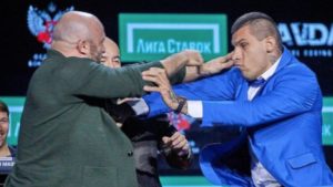 VIDEO: Ostrý staredown! Aleksandar Ilič sa s Ismailovom poriadne pochytil, pobili sa už takmer pred zápasom