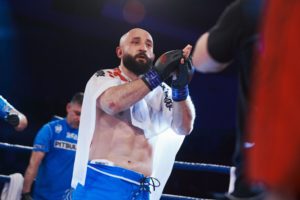 Rakúsky bojovník s čečenským pôvodom chce získať v sobotu Sivákov titul a po výhre sa chystá prestúpiť do MMA!