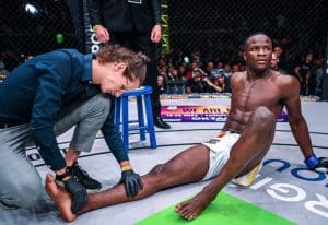Losene Keita ukázal snímok zo zlomeniny nohy a takto zareagoval na svoju prvú porážku v kariére MMA bojovníka