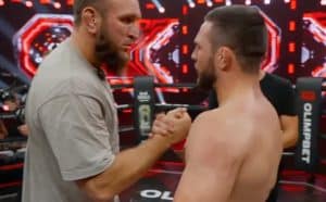VIDEO: Úplne mu preplo! Dagestánsky tréner dal jeho zverencovmu súperovi hlavičku do nosa priamo v ringu!