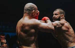 Nežmurkať! Bojovníci boxu bez rukavíc si to už čoskoro rozdajú v klietke podľa pravidiel MMA!
