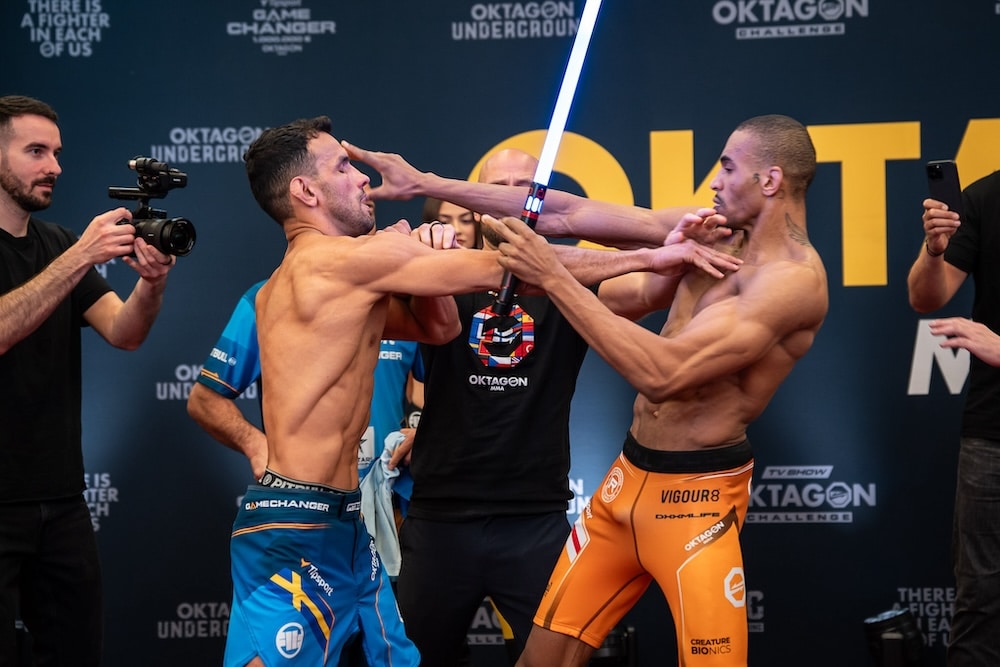 VIDEO: Tréneri napadli bojovníka v zákulisí na tlačovej konferencii OKTAGON TIME. Jeho zápas sa odkladá
