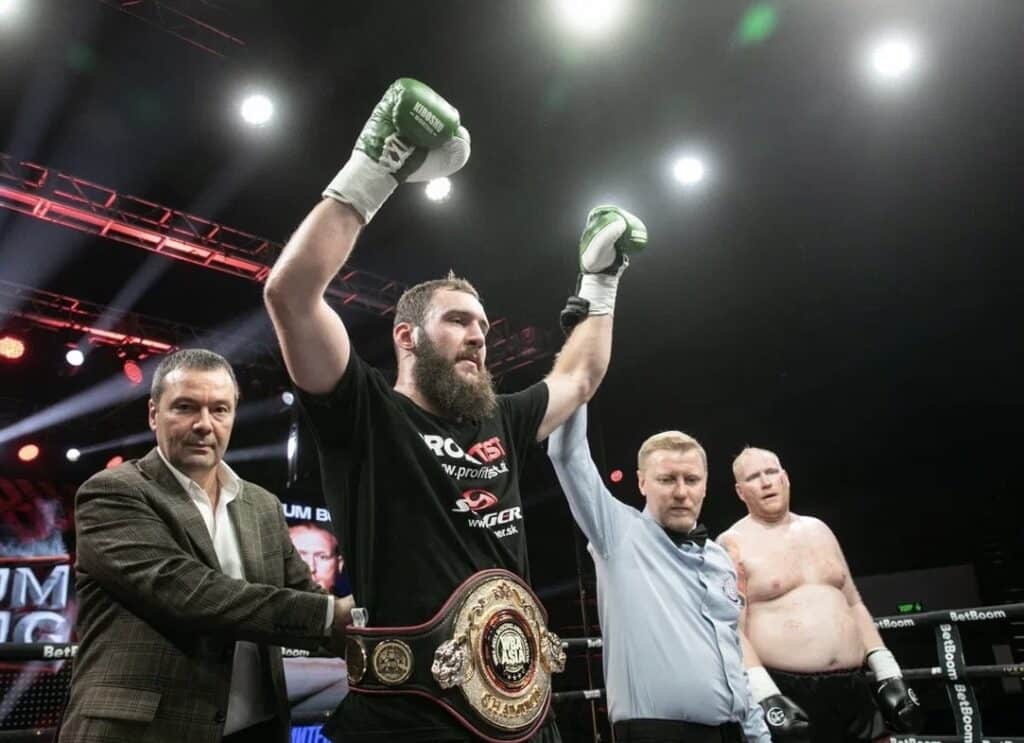 VIDEO: Po tvrdej drine, parádny triumf. Slovenský boxer z Košíc získal titulový opasok WBA