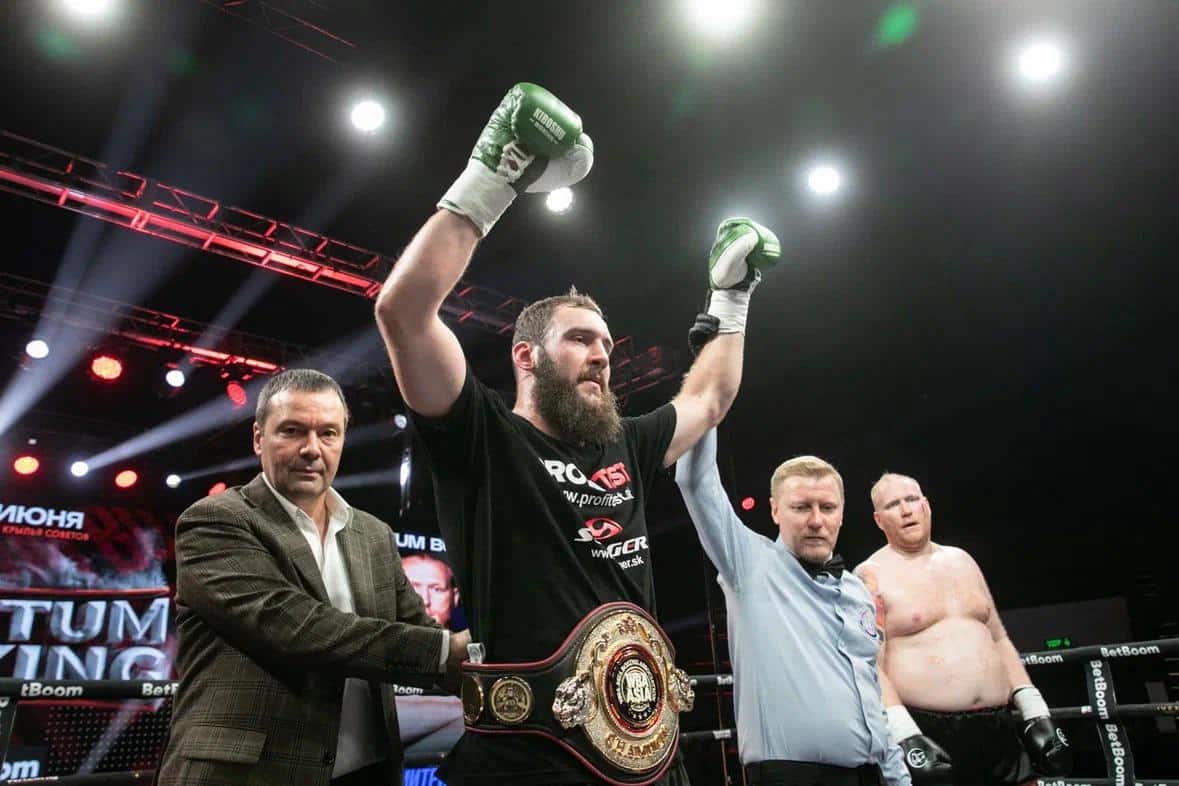 Obrovská boxerská udalosť na Slovensku! Slovenský boxer si to namieril medzi Fyruho a Joshuu aj cez prestížny súboj, ktorý sa koná na domácej pôde!